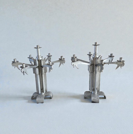 Set van 2 unieke grote vintage brutalistische aluminium kandelaars — toegeschreven aan Helmut Schluter — 7 kaarsen — Duitsland 