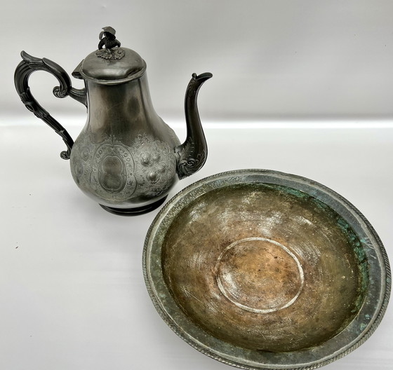 Image 1 of Antiguo juego de peltre con cuenco y jarra, finamente grabado, alrededor del siglo XIX.
