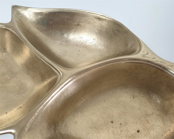 Image 1 of grote vintage bladvormige messing zaklepel