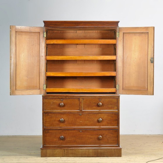 Image 1 of Victoriaanse mahoniehouten kast, circa 1860