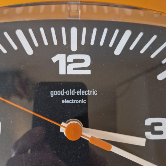 Image 1 of Jaren 70 oranje vintage klok wandklok good old electric clock
