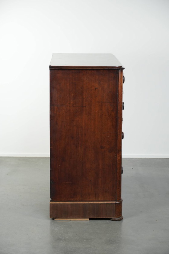 Image 1 of Statige antieke mahoniehouten Engelse ladekast uit de 19e eeuw met 5 lades en mooie warme donkere kleuren