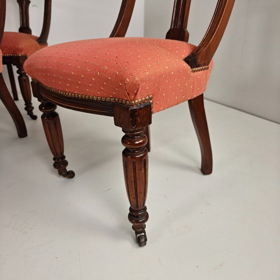 Image 1 of Ensemble de 12 chaises de salle à manger en noyer datant de la fin de l'époque victorienne, avec leurs roulettes d'origine.