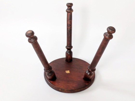 Image 1 of Sgabello in legno a tre gambe in stile fattoria francese d'epoca