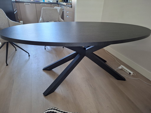 Schwarzer ovaler Esstisch mit Metallkreuzgestell – eettafels, Wood