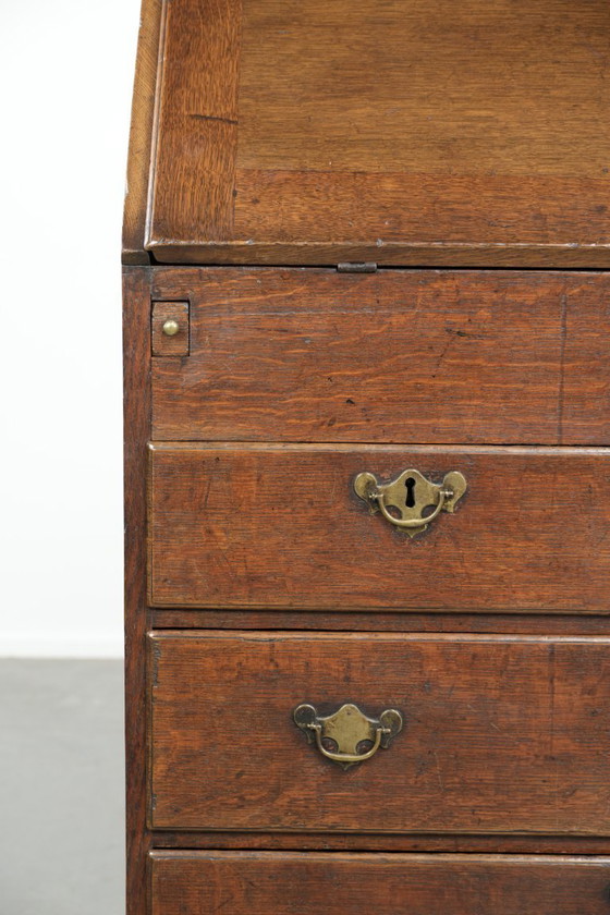 Image 1 of Elegante scrivania antica inglese in rovere del XVIII secolo.