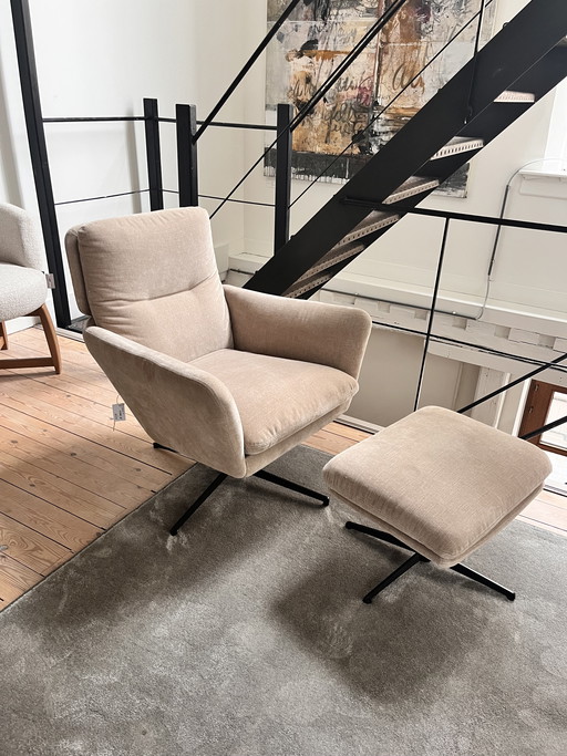 Amy est assise dans un fauteuil avec un repose-pieds.