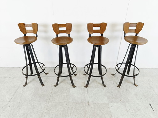 4x brutalistische Barhocker