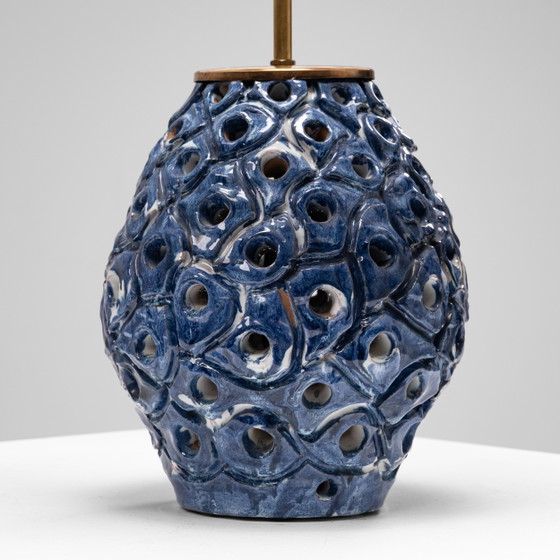 Perforierte blau-weiß glasierte Steingut Tischlampe Dänemark, 1960er Jahre, Tischlampen, Keramik, Messing (Foto 5 von 8)