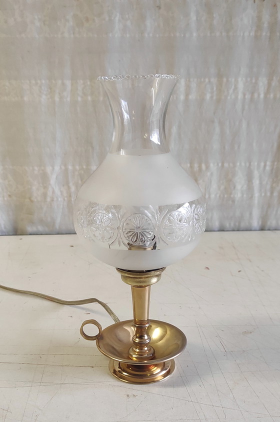 Image 1 of Lámpara de mesa de latón dorado y cristal - mediados del siglo XX