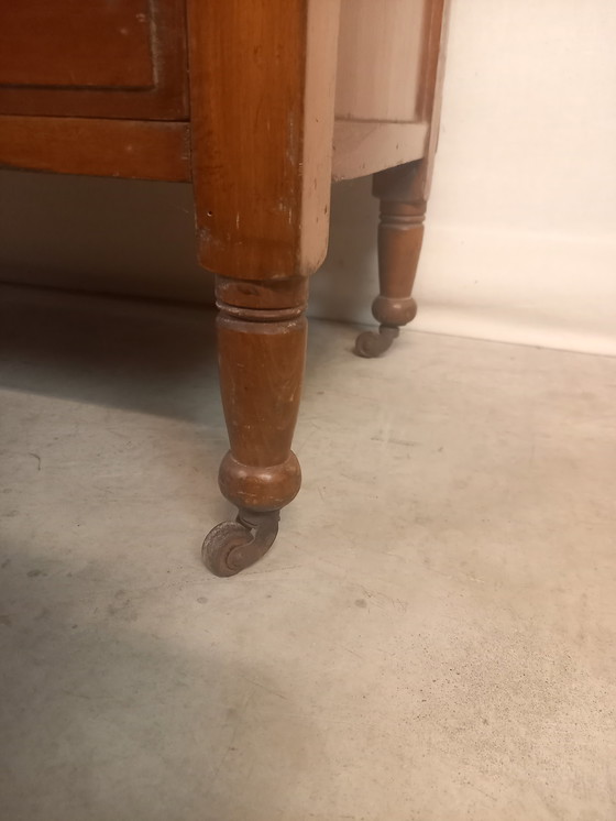 Image 1 of Coiffeuse avec miroirs taillés.