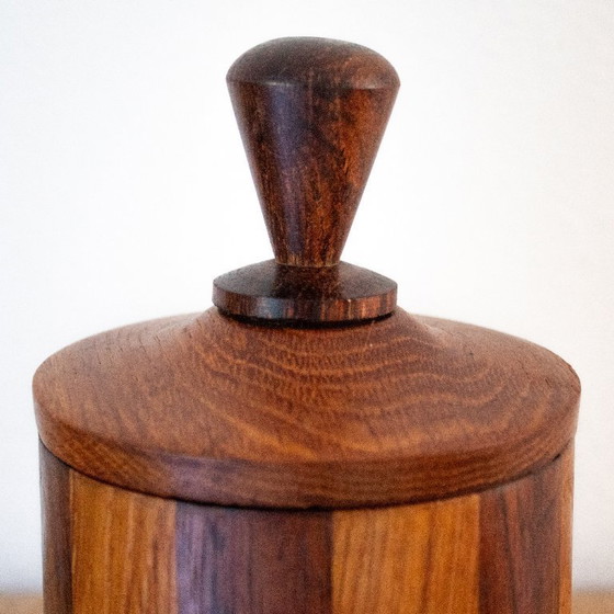 Image 1 of Pot de rangement rond en bois rayé, boîte unique