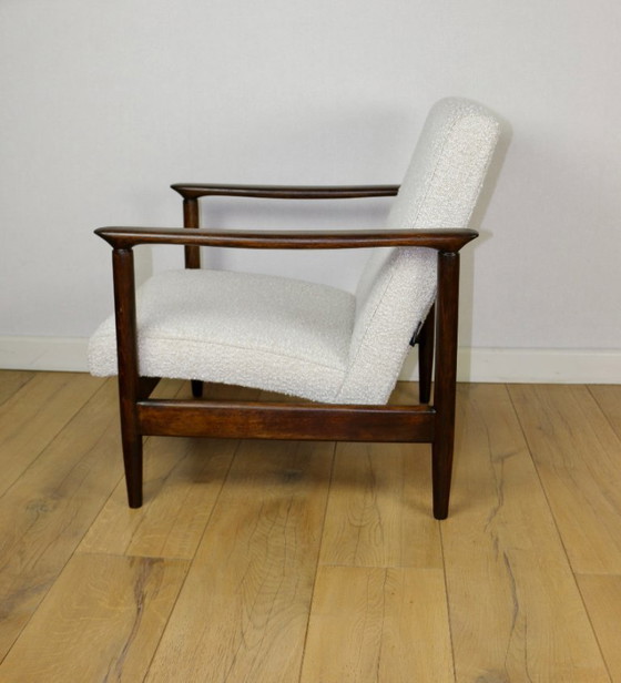 Image 1 of GFM-142 Fauteuil, ontwerp van Edmund Homa uit de jaren 70, wit ivoor boucle - 2 stuks beschikbaar - donker hout