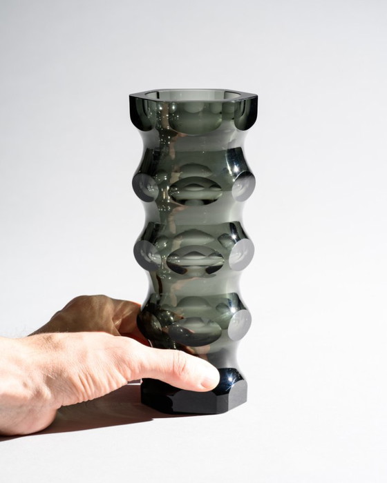 Image 1 of Geometrische brutaliteit in handgesneden glas. Oost-Duitse ateliervaas, ca. jaren 70, DDR.