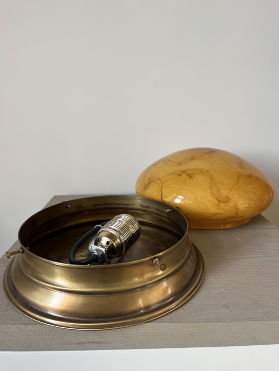 Image 1 of Handgemaakte lamp met amberkleurige, gemarmerde glazen koepel – Messing voet – E27