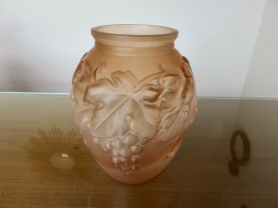 Art-déco-Vase aus rosa Pressglas mit Weinrankendekor, signiert "Souchon Neuvesel", Frankreich, 40er Jahre (photo 8 of 10)