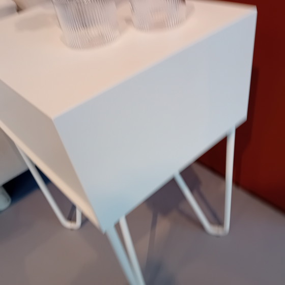 Image 1 of Mesita de noche Auping Pixel, color blanco puro.