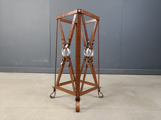 beistelltisch aus eisen und kunstleder von jacques Adnet, 1970er Jahre