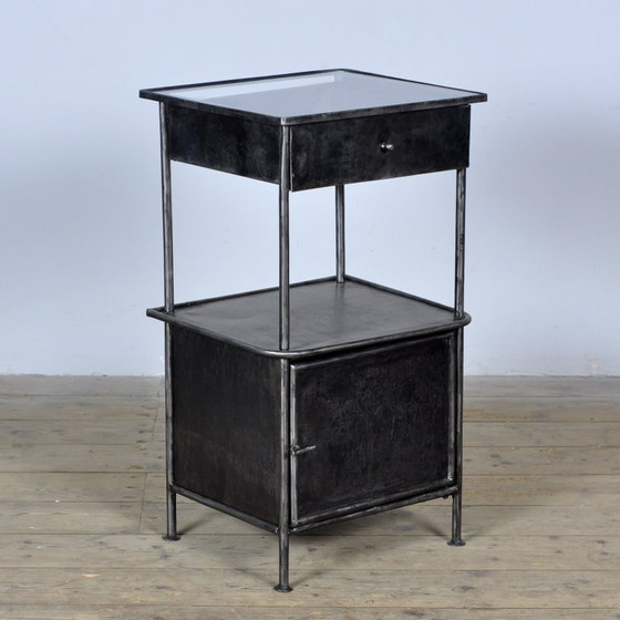 Table de nuit, années 1910 – Tables de nuit, Verre, Métal (photo 3 of 12)