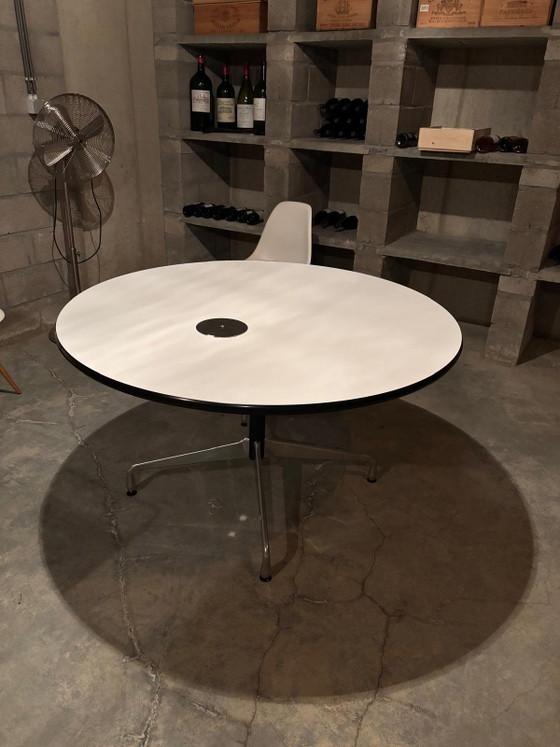 Image 1 of Table de réunion blanche originale Charles Eames Vitra