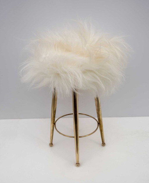 Pequeño taburete italiano de latón y piel de oveja Gio Ponti, años 50