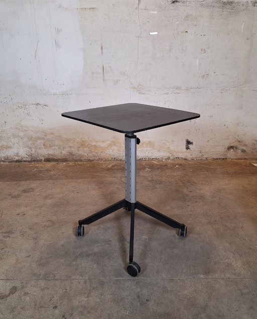 Mesa móvil negra con ruedas y altura regulable
