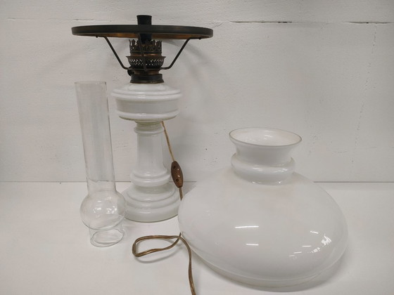 Lampe à huile antique vintage en verre opale (convertie) grande, Métal, Blanc, Klassiek (photo 10 sur 13)