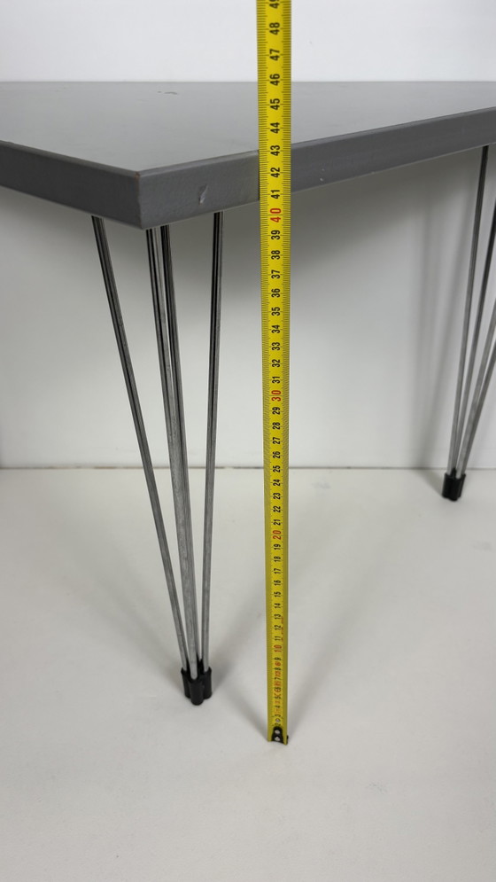 Image 1 of Table d'angle/d'appoint Pin Age grise, design danois, Arne Jacobsen
