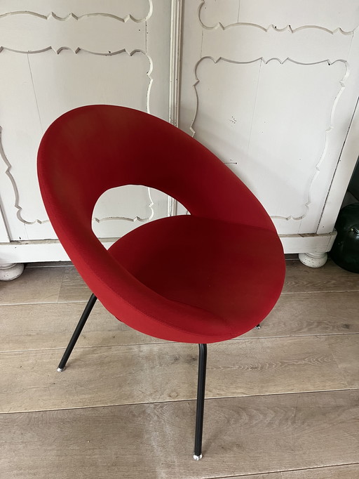 Artifort Nina roter eleganter und stilvoller Stuhl