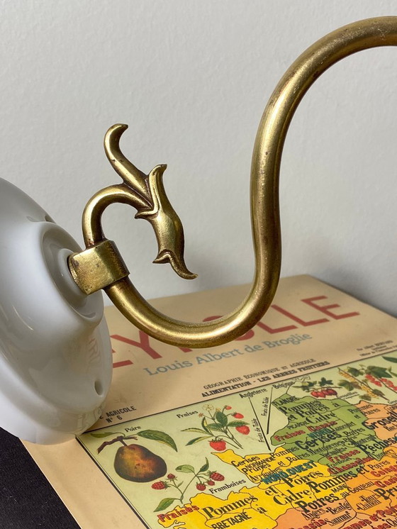 Image 1 of Aplique de pared de cuello de cisne de latón con tulipa de pétalos de rosa de pasta de vidrio