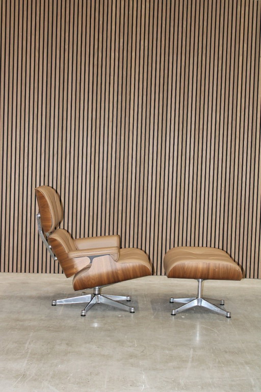 Poltrona e poggiapiedi Vitra Eames Lounge Chair + Ottoman - Pelle Premium F Camel
