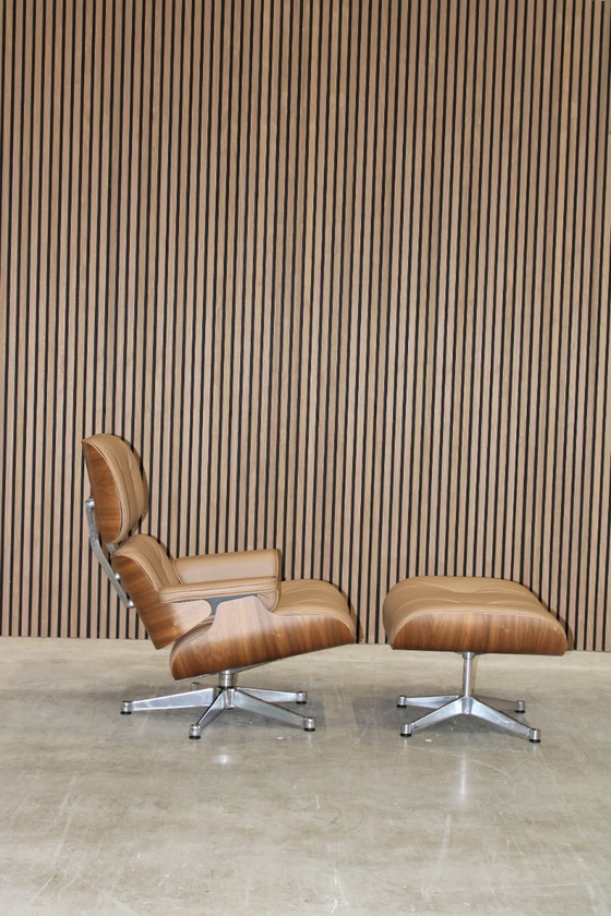 Image 1 of Poltrona e poggiapiedi Vitra Eames Lounge Chair + Ottoman - Pelle Premium F Camel