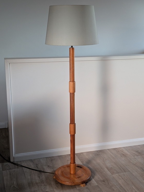 Image 1 of Lampada da terra brutalista svedese in pino – Solbackens Svarveri – anni '70 – Doppia E27