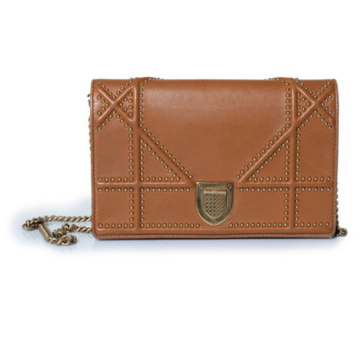 Bolso de hombro mini con cadena y tachuelas de Dior.