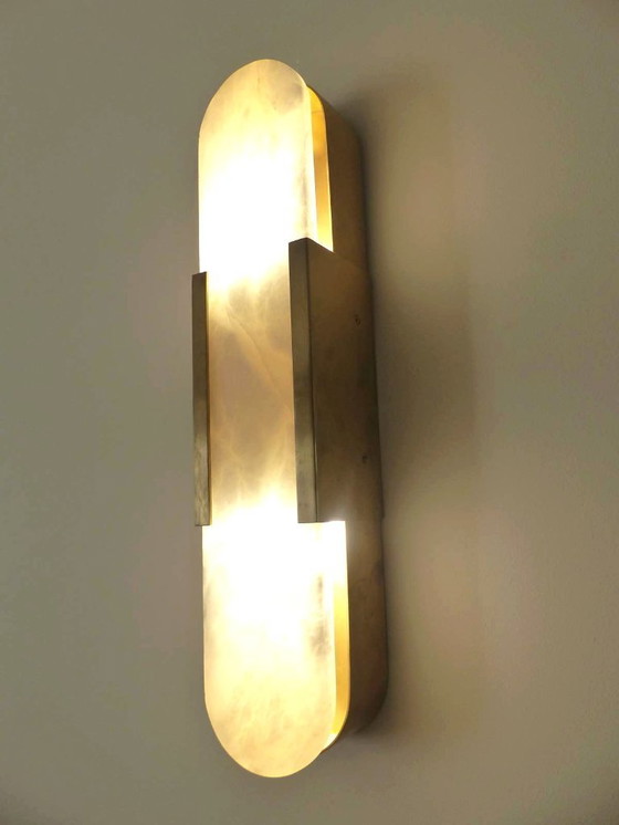 Image 1 of Set aus 2 Wandleuchten „Elongated Melange“ aus Messing und Naturalabaster von VISUAL COMFORT, entworfen von Kelly Wearstler