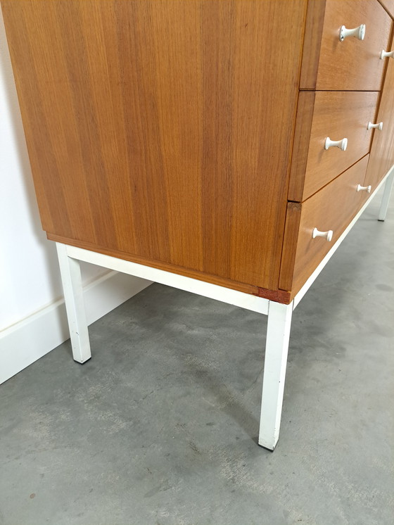 Image 1 of Furnieranrichte aus Schweden mit weißen Stahlbeinen