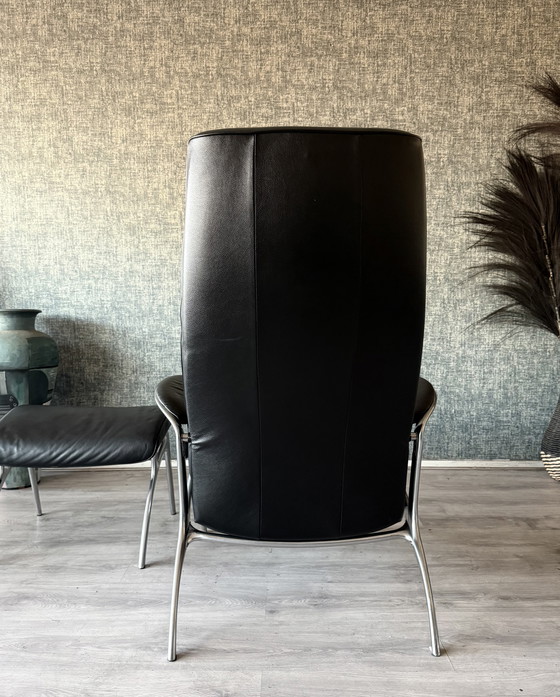Image 1 of Poltrona lounge James Stressless con poggiapiedi in pelle nera e alluminio