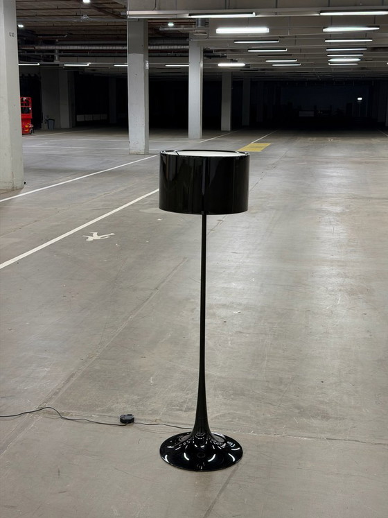 FLOS Spun Light Lampada da terra Nera – Lampade da terra, Plastica (photo 2 of 10)