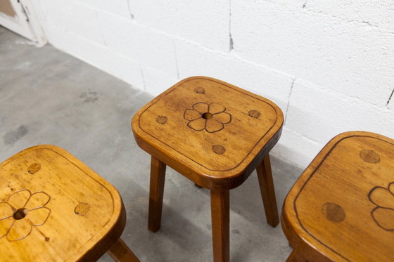 Image 1 of Set di 4 sgabelli brutalisti, fatti a mano, anni '60, design floreale