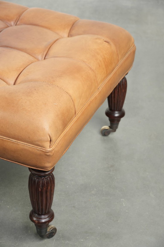 Image 1 of Grand pouf/table basse XXL en peau de mouton sur roulettes, de style Chesterfield anglais classique.
