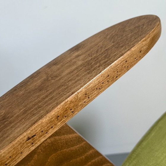 Vintage fauteuil in mid-century modern stijl: limoengroene stof, frame van beukenhout. – Wood (photo 10 of 14)