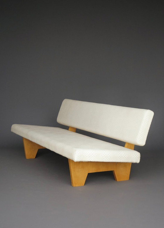 Image 1 of Compacte designbank uit de jaren 60 met houten onderstel in de stijl van Pastoe