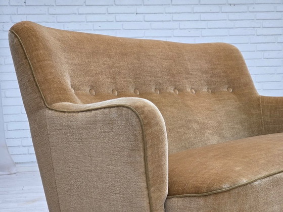 Image 1 of Sofá danés de 2 plazas, década de 1970, tapizado en terciopelo verde claro.