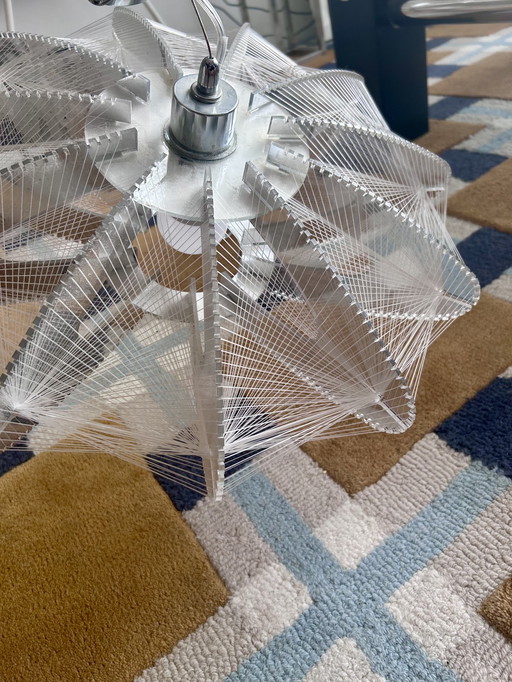 Pendelleuchte im Weltraum-Stil | Nylonfäden