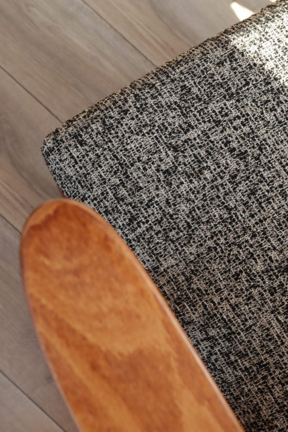 Image 1 of Poltrona lounge dal design vintage in tessuto mélange nero e legno color noce.