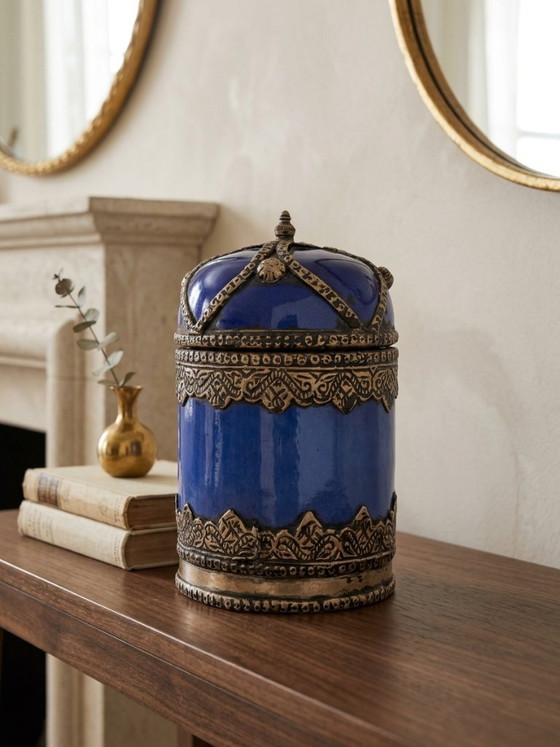 Vaso Coperto in Ceramica Blu Cobalto e Metallo Lavorato – H. 17 Cm – Oggetti decorativi, Iron (photo 2 of 7)