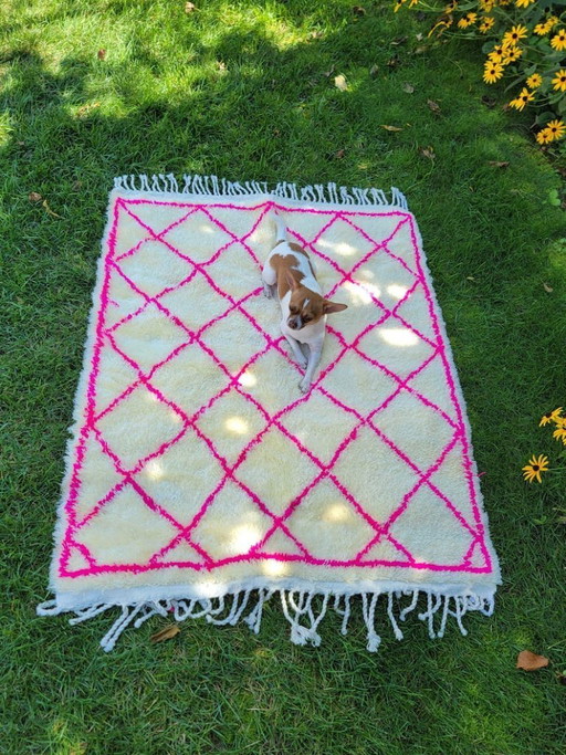 Handgemaakt Beni Ouarain-tapijt: Roze Marokkaans Berber wollen tapijt (126x100cm)