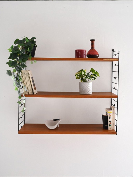 Scandinavische Hylla teakhouten wandplank met messing label