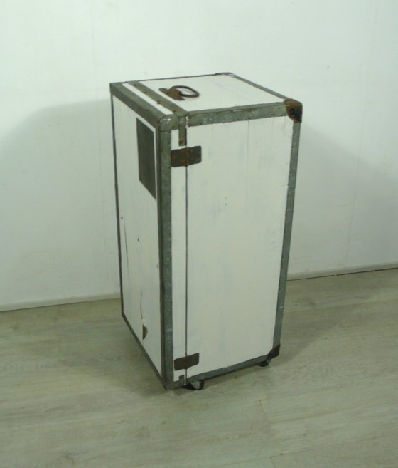 Image 1 of Vintage transportkist, nu kast op wielen in shabby wit