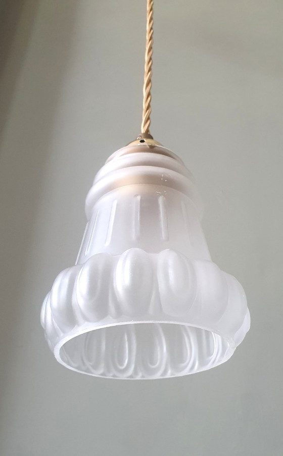 Image 1 of Suspension en verre antique. Forme florale en verre dépoli.